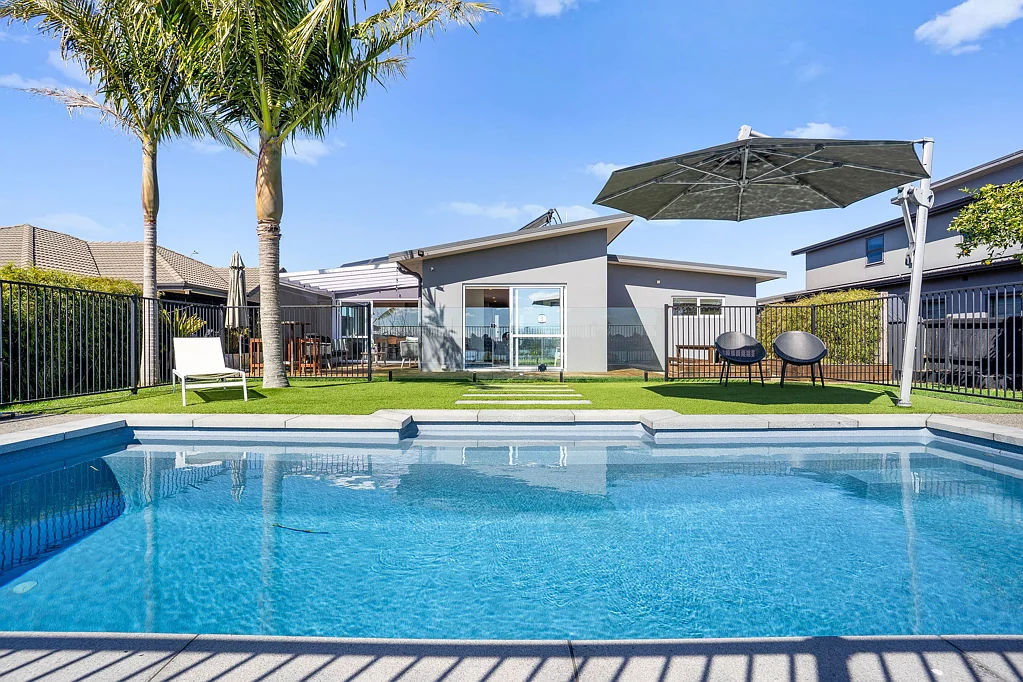 Wattle Downs 3Moenga Dive into this Sensational Waterfront Oasis!