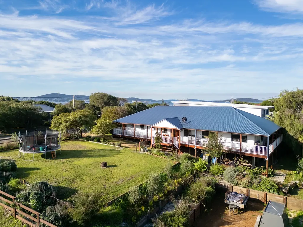 Little Grove 4Moenga Spacious Family Living Just a Stroll From the Waters Edge