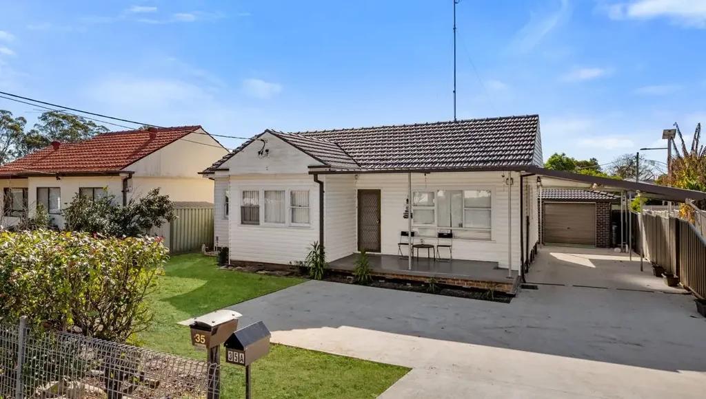 SPACIOUS FAMILY HOME IN PRIME KINGSWOOD LOCATION!