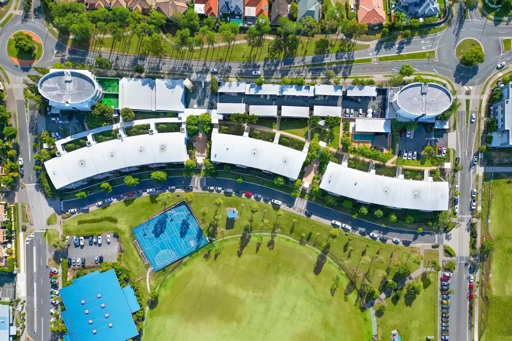 1 BEDROOM + STUDY TOP FLOOR APARTMENT WITH HINTERLAND VIEWS
