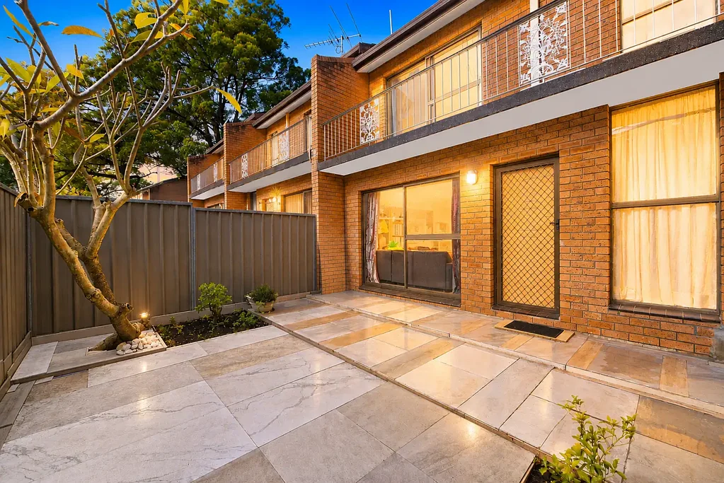 Yagoona 2房 宽敞联排别墅 | 双庭院 | 可通过 Davis Lane 双向出入 Rare Solid-Brick Townhouse | Dual Courtyards & Rear Access via Davis Lane