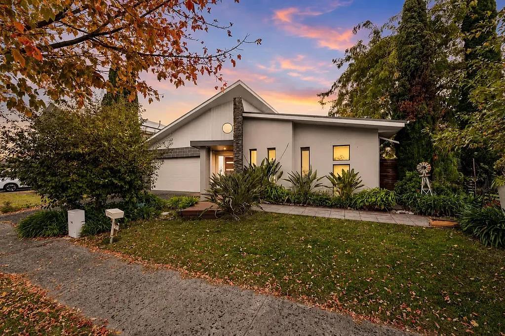 Pakenham 3બેડરૂમ Standout Living in the Highly Sought After Fallingwater Estate with Space and Style