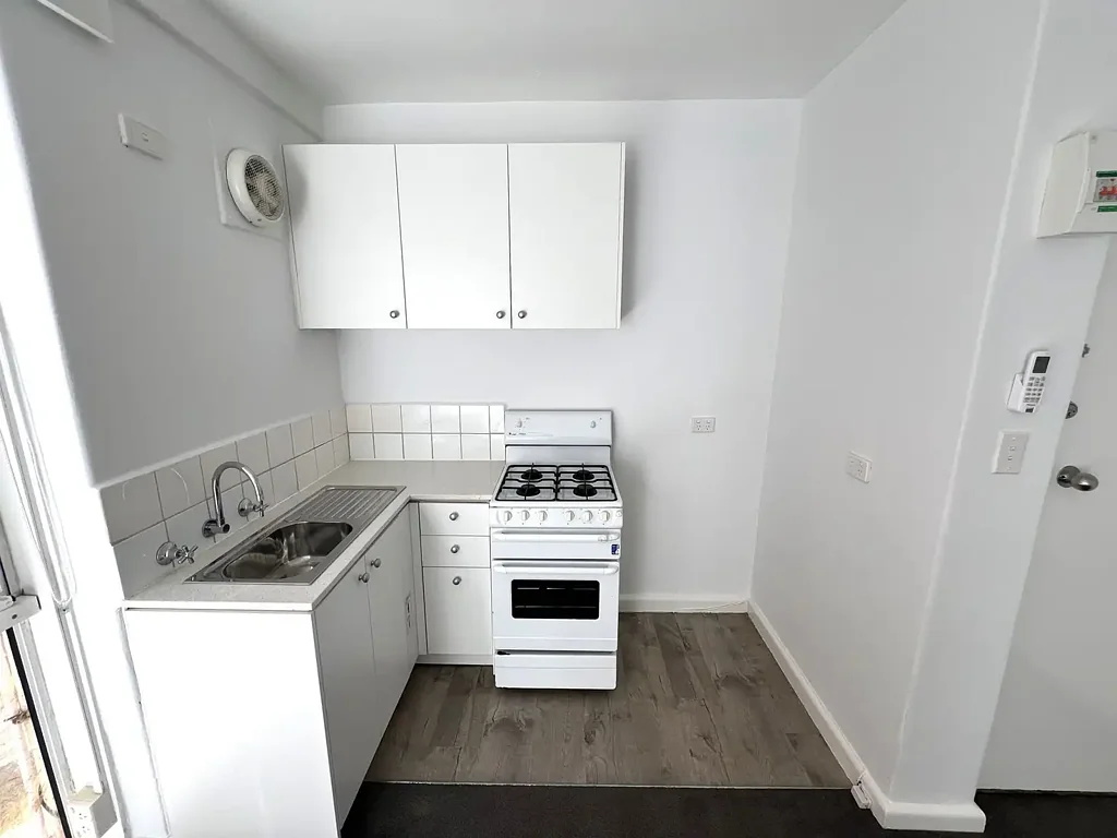 LIGHT FILLED STUDIO APARTMENT!!