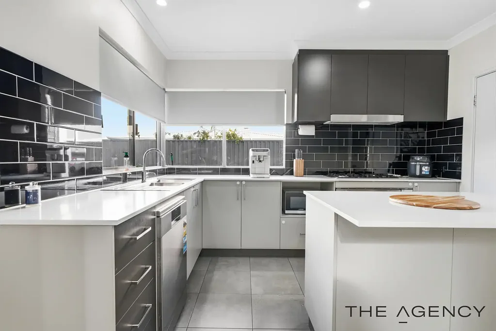 Madeley 3 Bedroom LOW MAINTENANCE LIVING AND SPACIOUS YARD !