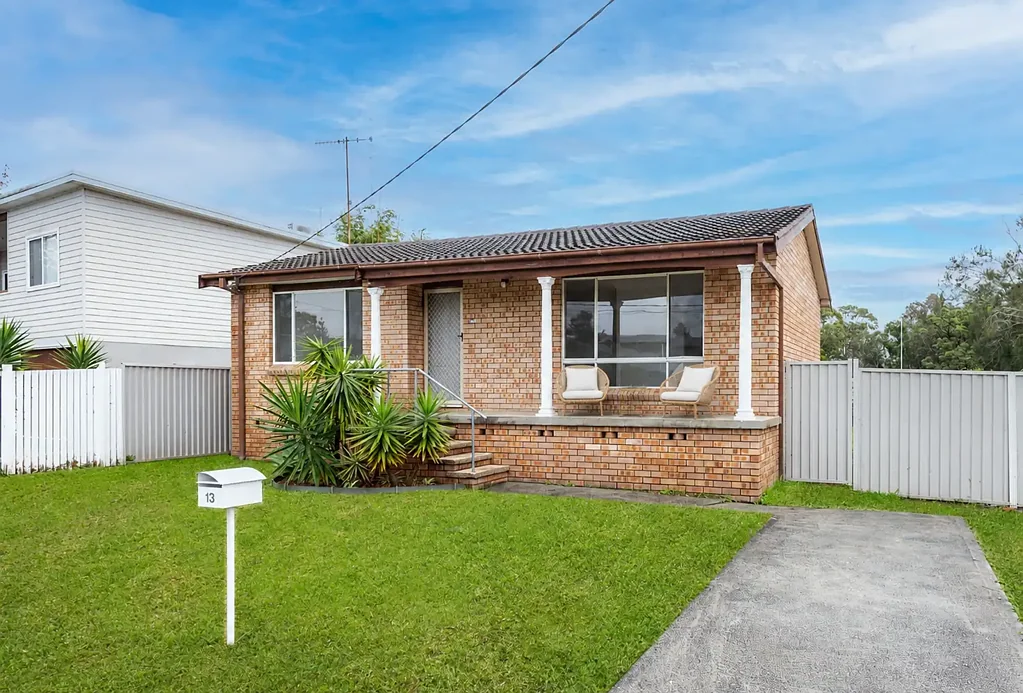Refurbished Coastal Home – Walk to Shops, Beach & Lake