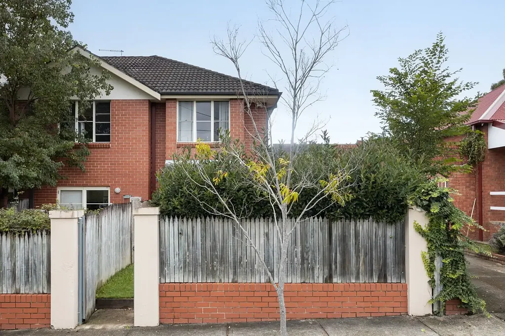Homebush 2部屋 Boutique corner double brick townhouse in ultra convenient locale with street access