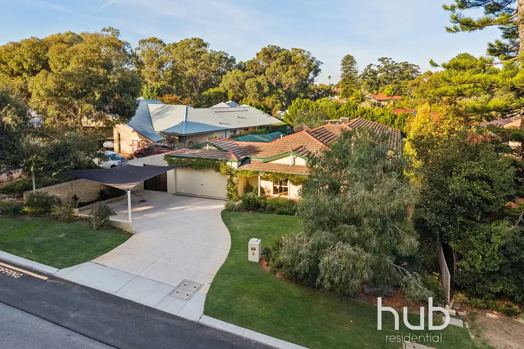 Mount Claremont 4कमरा Family Living in the Heart of Mt Claremont