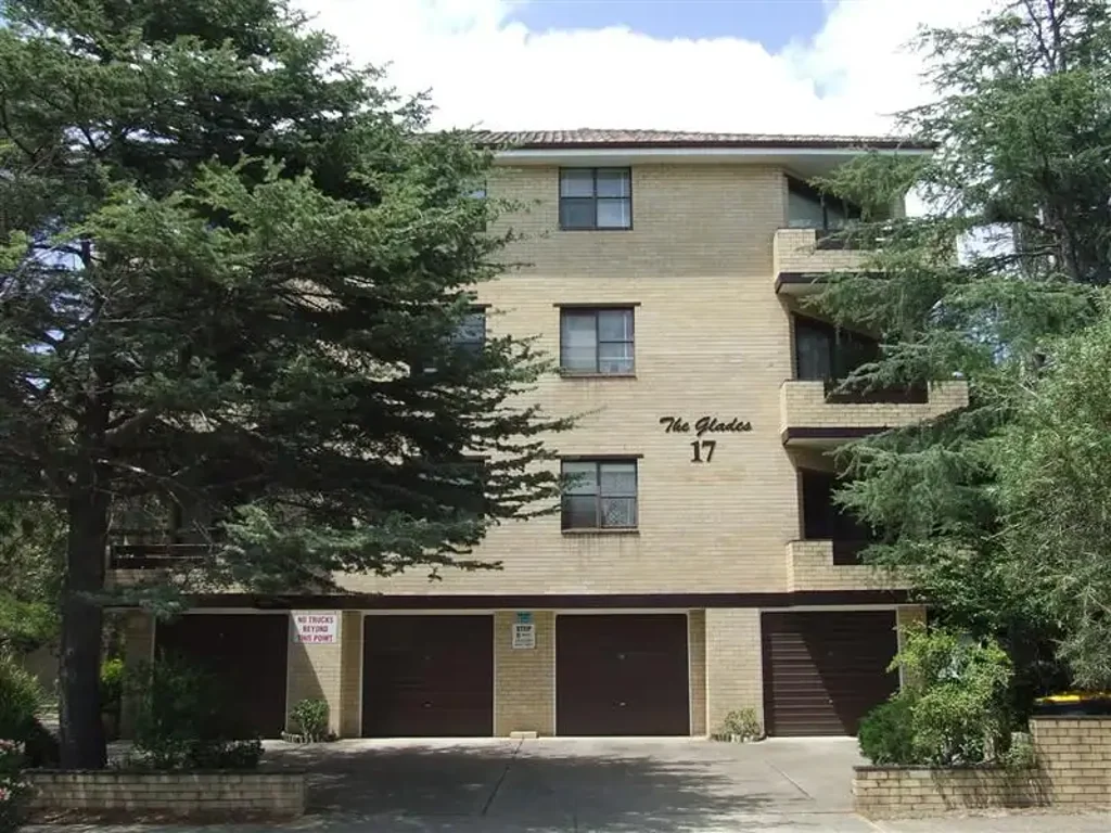 LIGHT-FILLED AND SPACIOUS 2-BEDROOM APARTMENT
