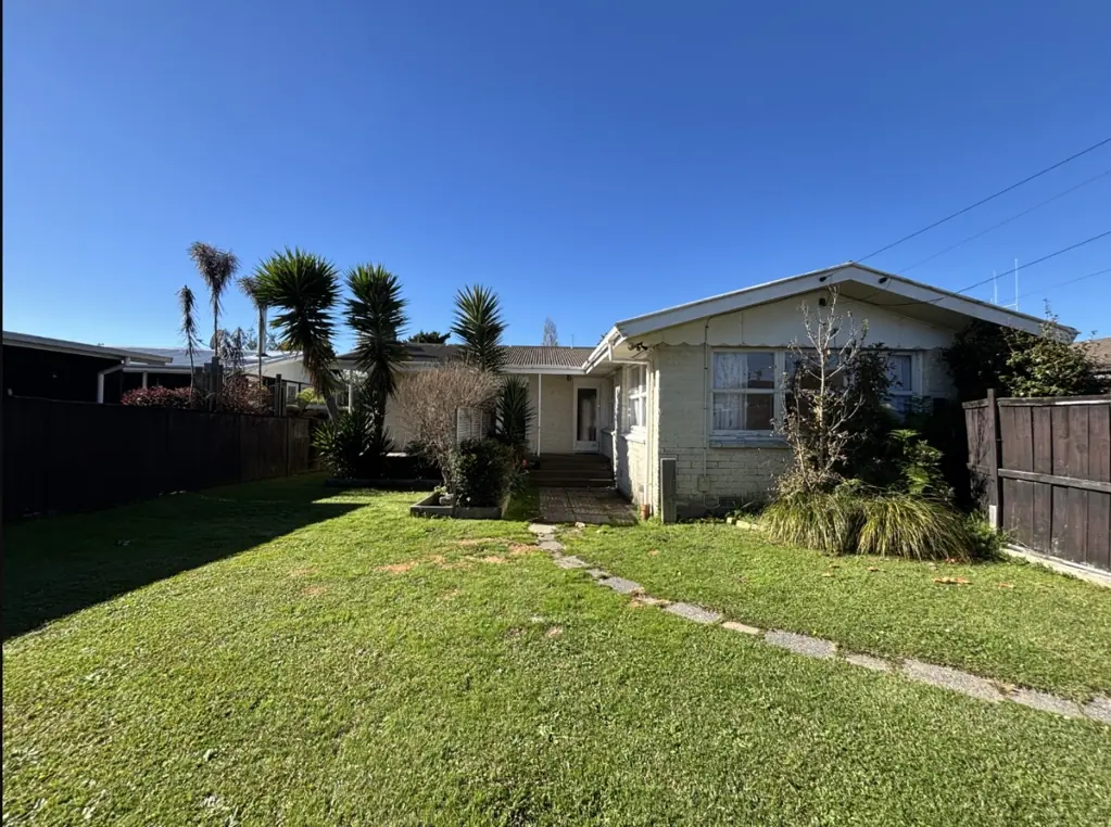 Three Bedrooms on River Road, Chartwell
