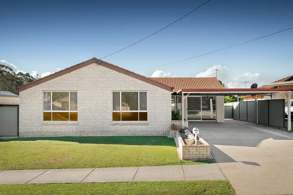 Bray Park 3બેડરૂમ Character-Filled Family Home With Multiple Living Areas, A Beautifully Renovated Kitchen & Side Access!