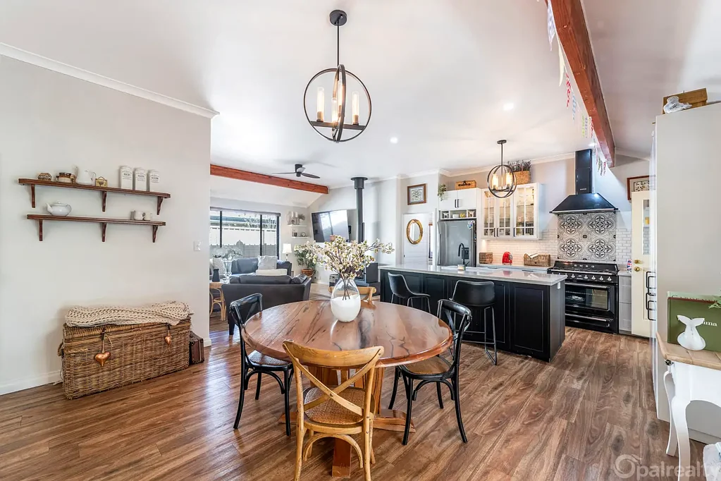 Secret Harbour 4ਬੈੱਡਰੂਮ Beautifully renovated family entertainer with pool and powered workshop