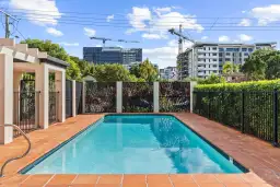 5/33 LENNEBERG Street, Southport