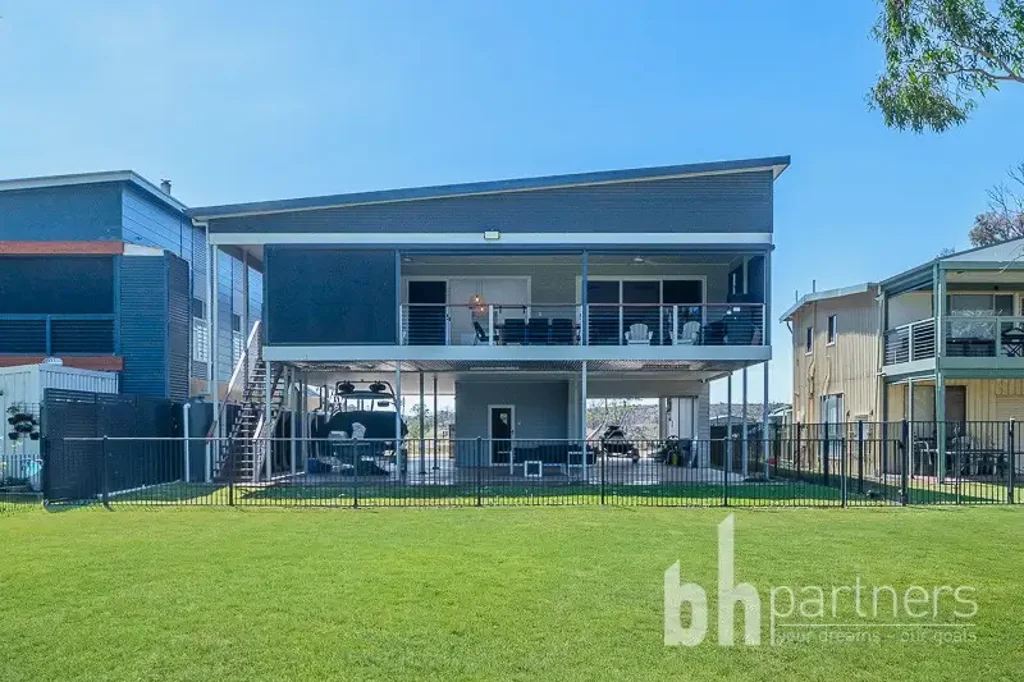 Pellaring Flat 5ห้องนอน Stunning River Home!