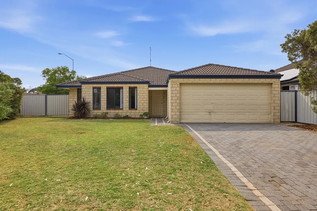 Meadow Springs 4Habitaciones Freshly Updated Investment Opportunity - Secure 12-Month Tenancy at $700 Per Week