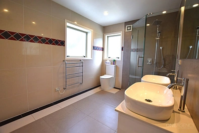 Stunning Waterfront Home for Rent in Te Atatu Peninsula