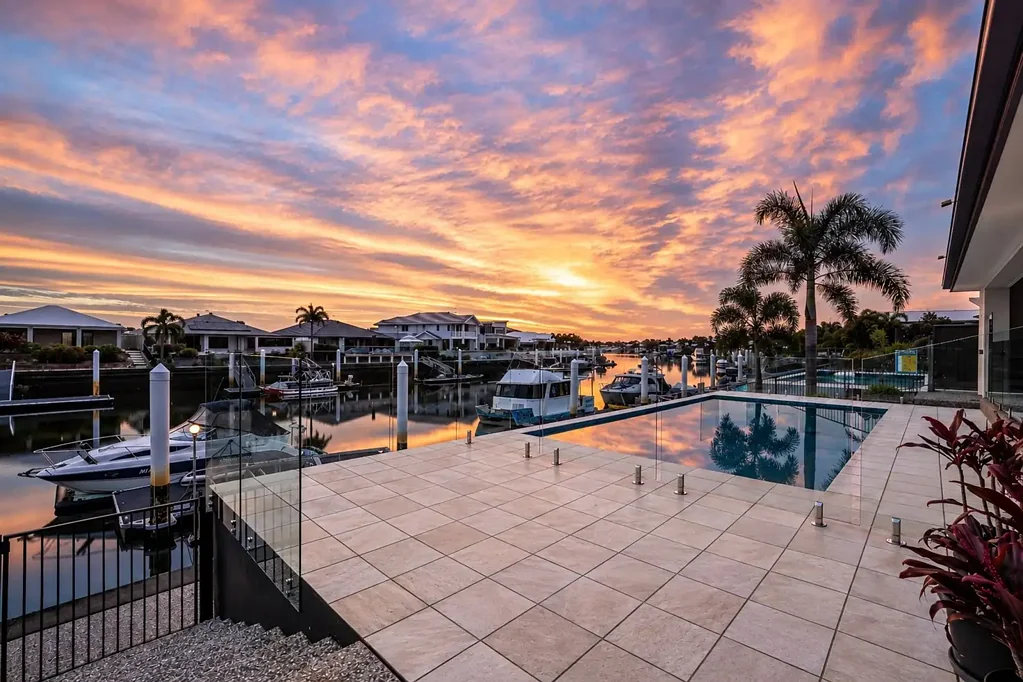 Banksia Beach 5 Slaapkamer Canal-Side Living with Space to Entertain