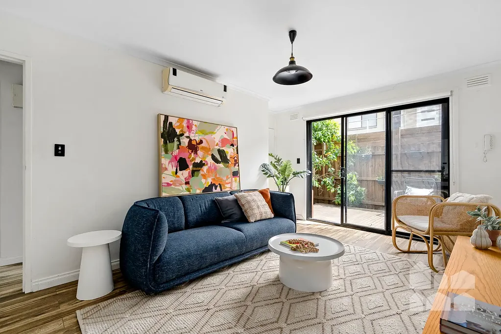 West Footscray 2房 现代化两居室 公寓 West Footscray 优越位置 明亮厨房 宽敞客厅 北向露台 私密绿荫 步行生活 CBD近便 Sunny city-fringe sanctuary