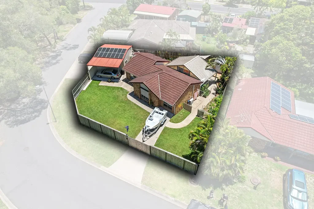 Beachmere 3房 转角地块 双街通道 三卧新浴 大型双车库 遮盖娱乐区 水域近便 Private Corner Block Home with Double Garage & High Clearance Carport