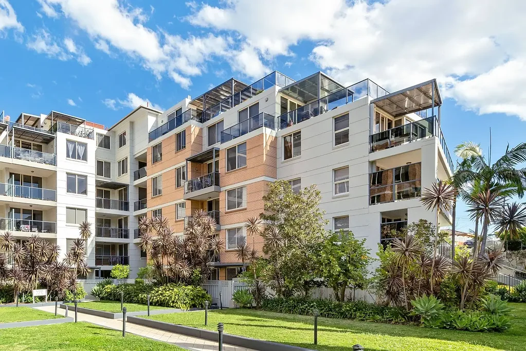 FANTASTIC TWO BEDROOM APARTMENT - NEAR WOLLI CREEK STATION - FURNITURE NOT INCLUDED