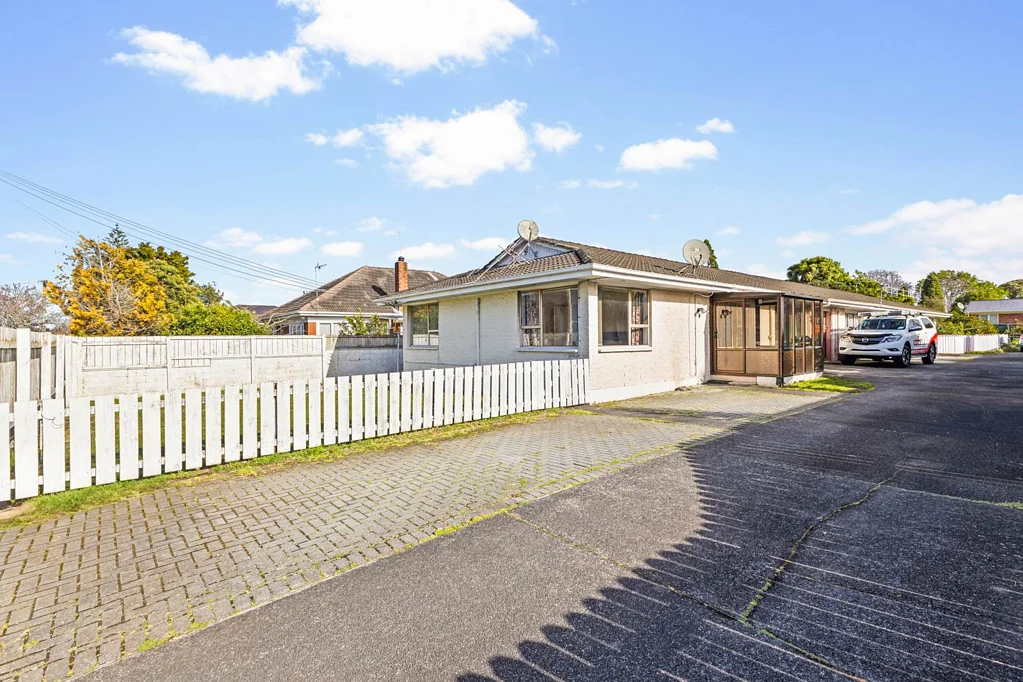Papatoetoe 2ห้องนอน Spacious Brick & Tile Gem - Must Sell!