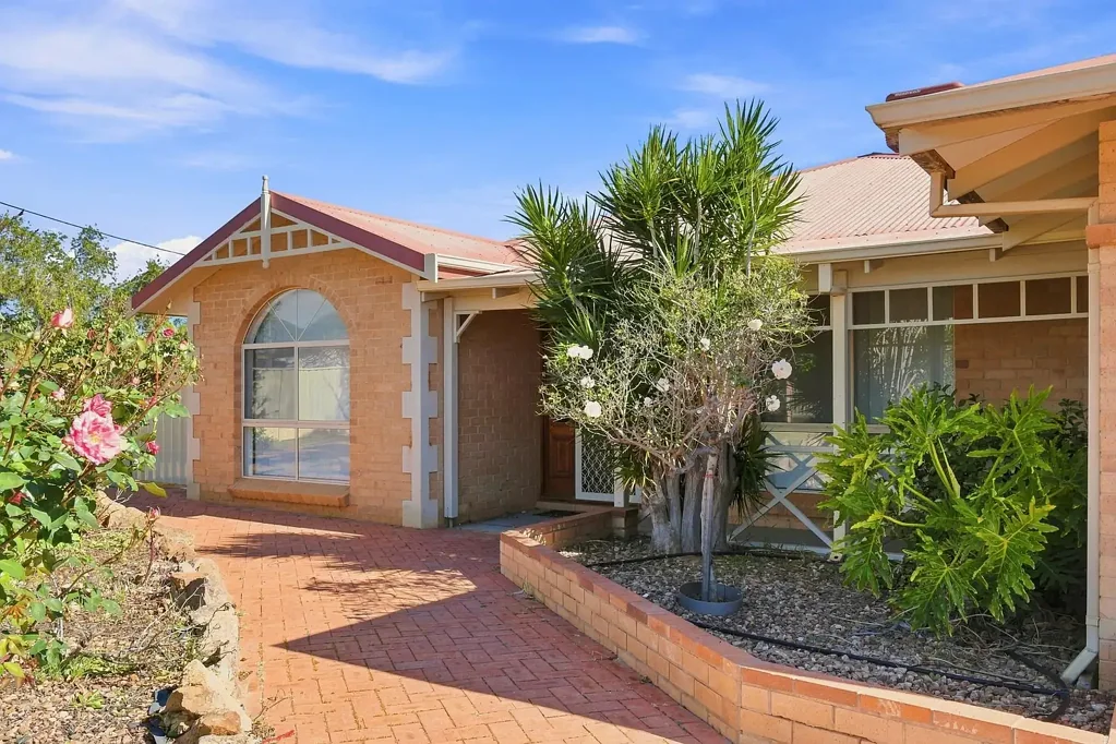 Strathalbyn 4ਬੈੱਡਰੂਮ A Family Favourite with Stunning Gardens & a Big Shed