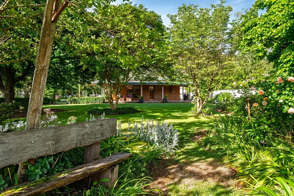 Ovens 4침실 Country Charm, Modern Comfort, and Income Potential