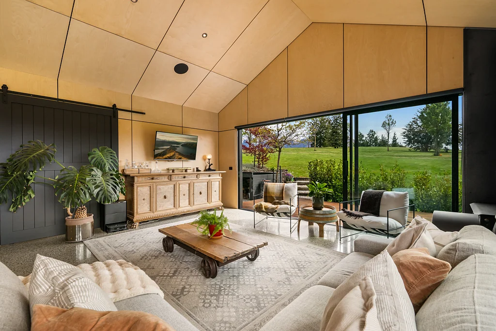 Jacks Point 5Kwarto A statement home of light, flow and function!