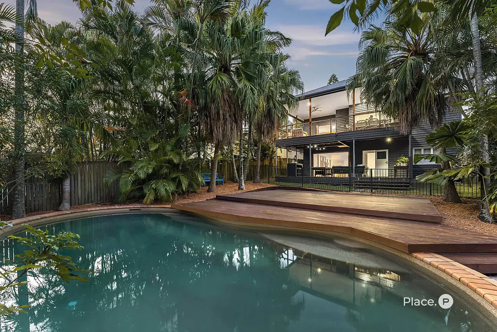 Coorparoo 5Zimmer Timeless Queenslander with Exceptional Resort-Style Living