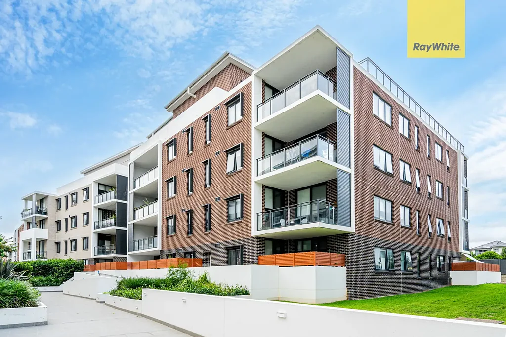 Beautifully presented 1 bedroom + study apartment,