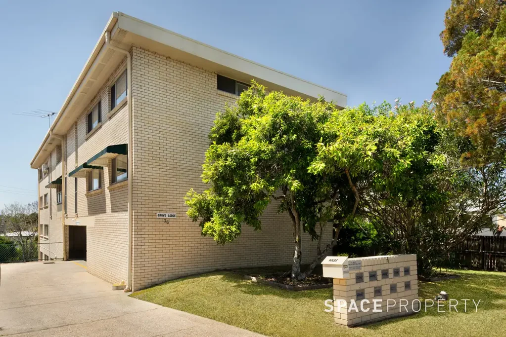 Ashgrove 2房 小型公寓楼 8套公寓 开放式布局 采光充足 Ithaca Creek招生范围 靠近Ashgrove Central 交通便利 咖啡馆云集 安全公寓楼 低廉物业管理费 现代设施 两居室 精品生活方式 城市避风港 优质电器 自然光 室外露台 遥控车库空间 绿地环绕 优质学校 多才多艺 Ground Floor Apartment with Courtyard Access!