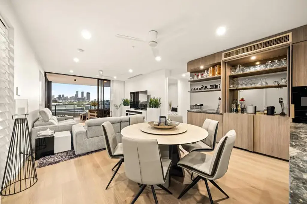West End 3 Slaapkamer Elevated Living with Panoramic City Views