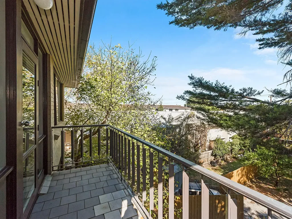 GREAT SIZED 2 BEDDER WITH BALCONY AND PARKING
