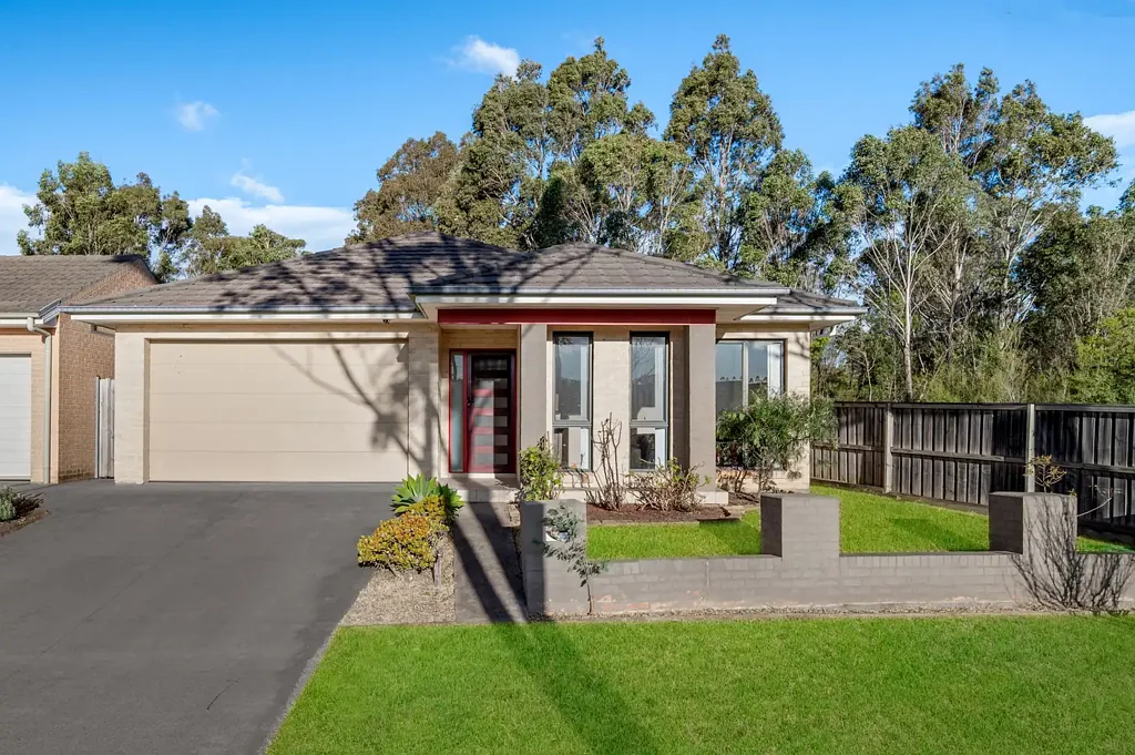 Campbelltown 4房 四卧宽敞主套 现代厨房吧台 双车库内部通道 低维护后院 353.9m2土地 Comfort for the Whole Family!