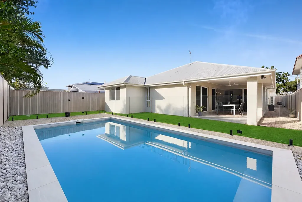 Biggera Waters 4Zimmer Contemporary Family Living in a Highly Sought-After Biggera Waters Location