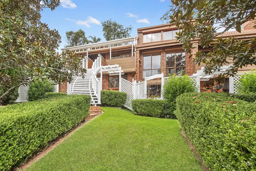 Self-Contained 3-Bedroom Flat | Private Entry | Stunning Gardens