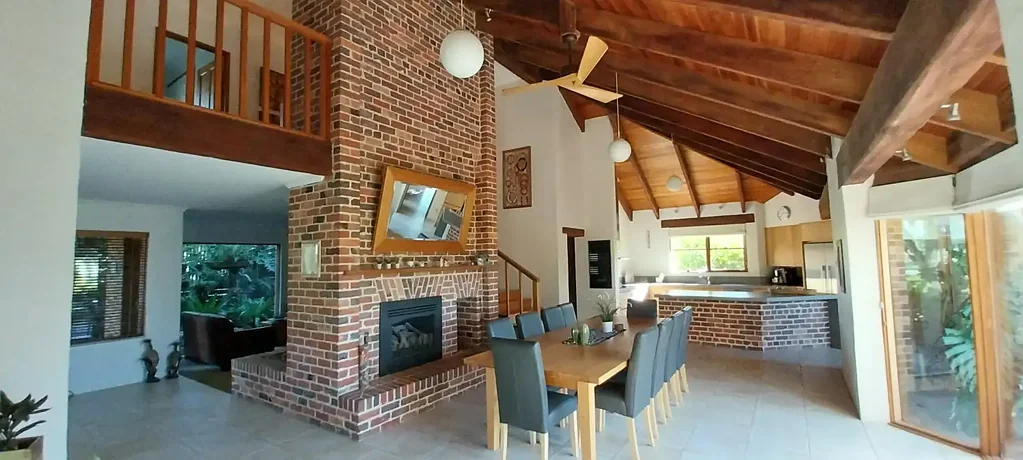 Maffra 4房  Unique double story brick home on 4 Acres in the middle of town. imaculate gardens and olive grove.