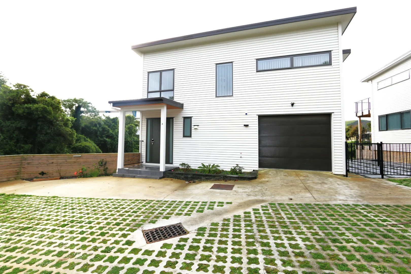 5 Bedrooms 4 bathroom house built in 2023