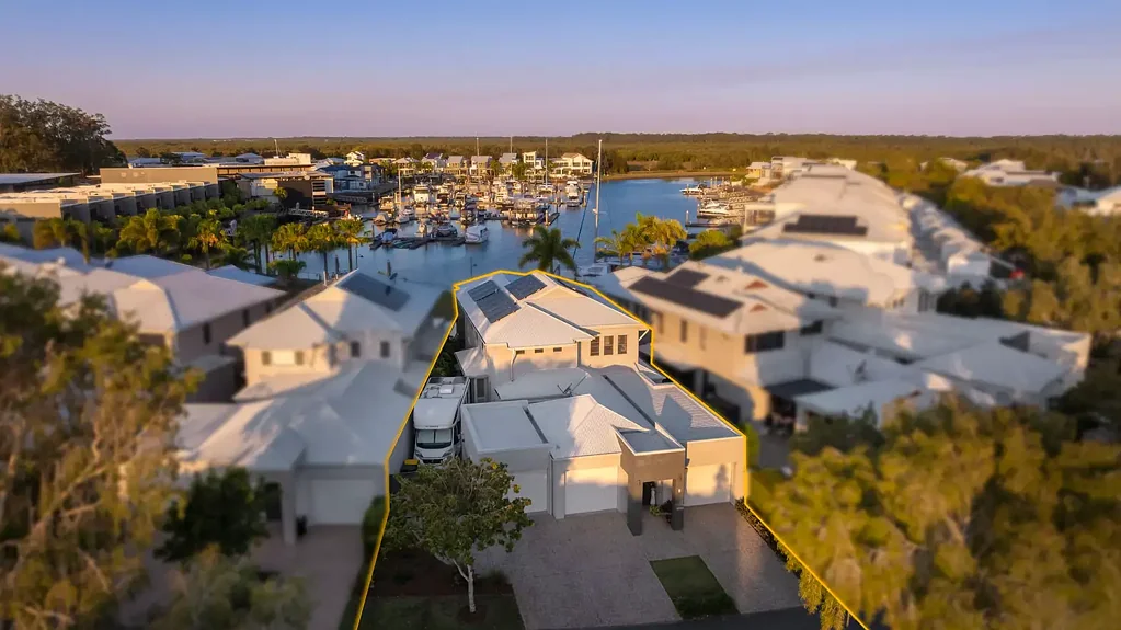 Coomera 4 Slaapkamer Modern Family Home with Pool, Triple Garage & Caravan Parking