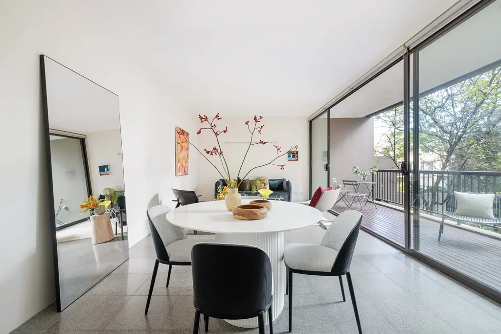 Surry Hills 1房 内部宁静位置 墙到墙玻璃石地 宽敞花园阳台 套间浴室书房 安全车位步行生活 High-quality & peaceful designer apartment in urban village