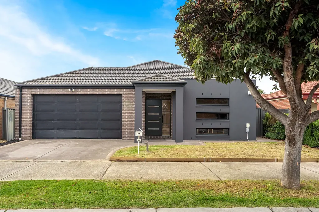 Craigieburn 4房 4卧家庭住宅 多功能布局 充足自然光 独立主卧卫浴 开放式起居区 岛式早餐台 管道供暖空调 新地毯百叶窗 阳光后院娱乐区 双车库遥控 Flexible Living in a Serene Central Park Neighbourhood