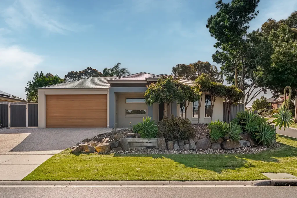 Langwarrin 4部屋 Sophisticated Appeal with a Low-Maintenance Edge