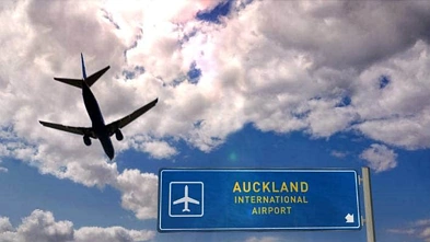 奥克兰机场突发事故：Air NZ客机空中起火，多辆消防车到场