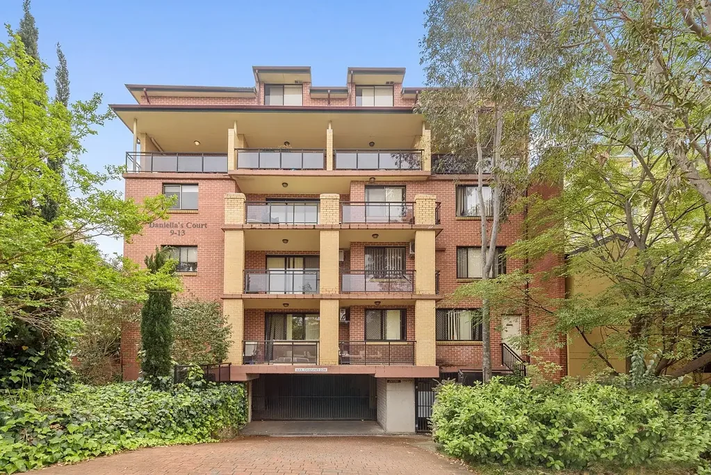 Split-level two-bedroom apartment in a highly convenient setting