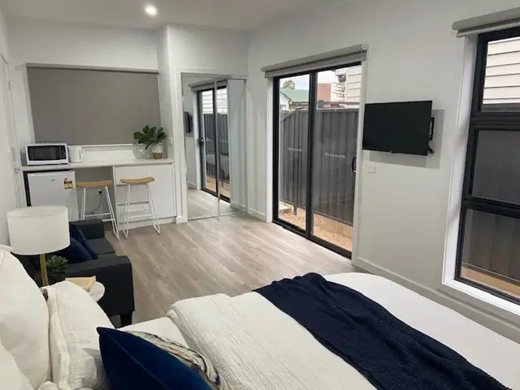 ROOM 7 FOR LEASE