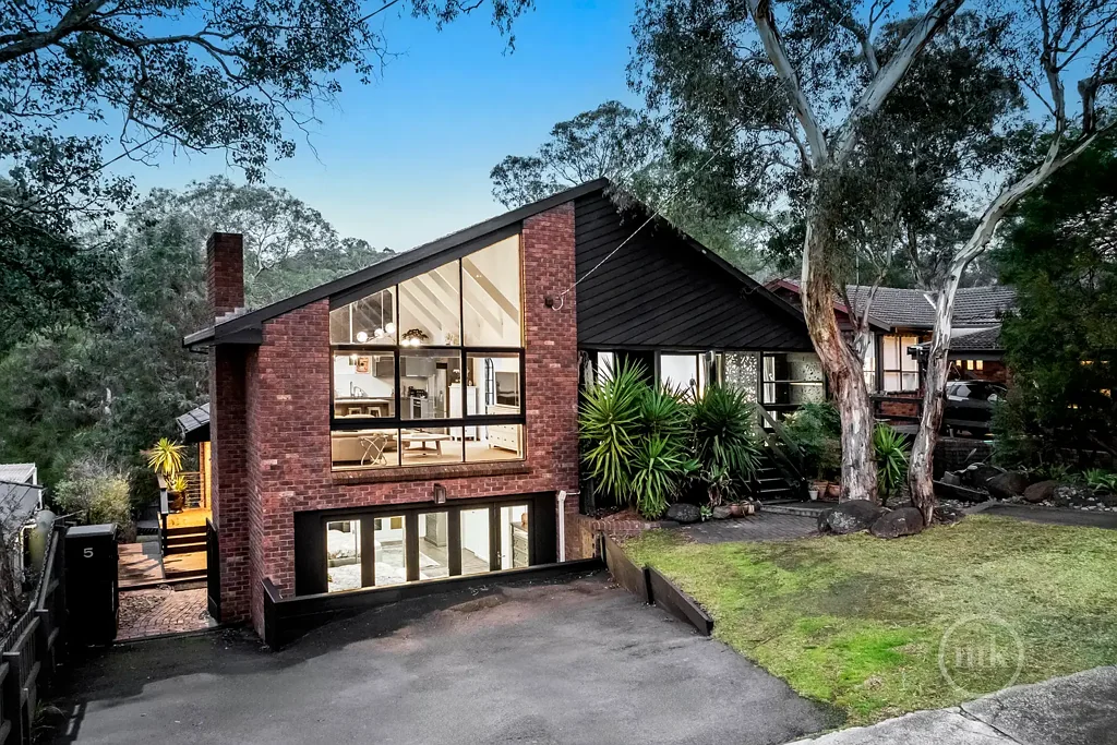 Warrandyte 5房 死胡同宁静 818㎡全幅地 经典木瓦房 家庭友好花园 两处豪华住宅 多功能空间 哥特式天花板 石头饰面厨房 环绕露台 树木背景 A Lifestyle Of Ease, Comfort And Complete Convenience!