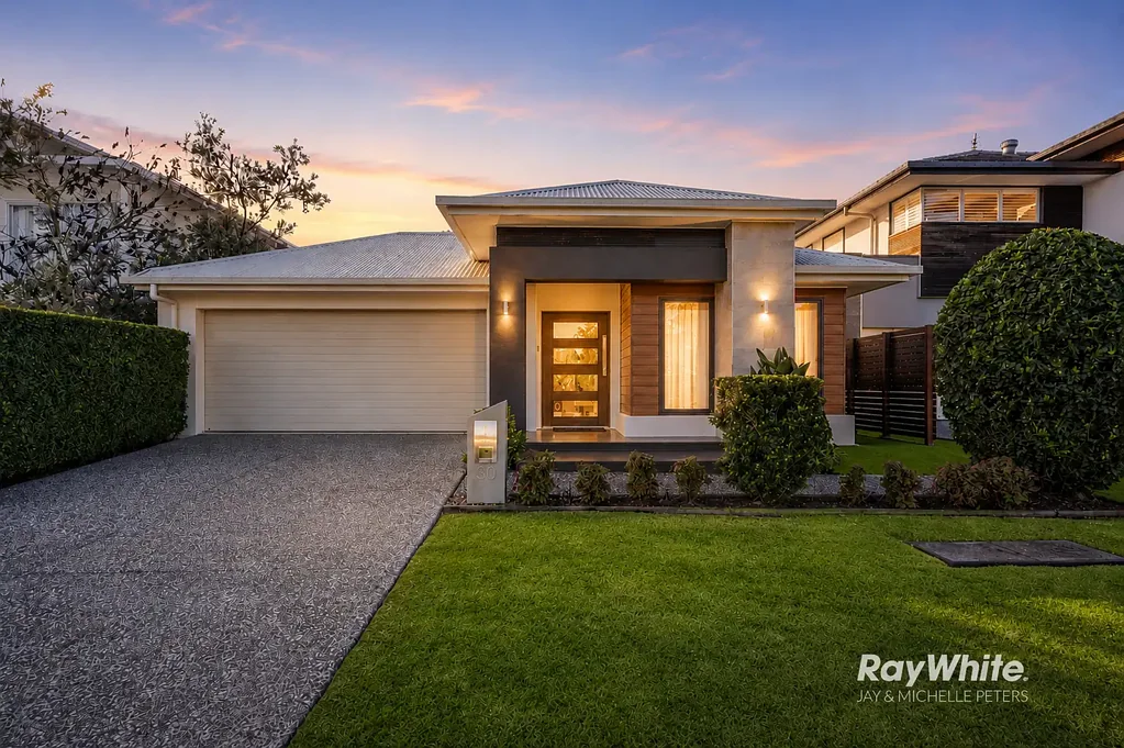 Newport 4침실 Former Display Home Offering the Ultimate Lock & Leave Lifestyle in Prime Parkside Location