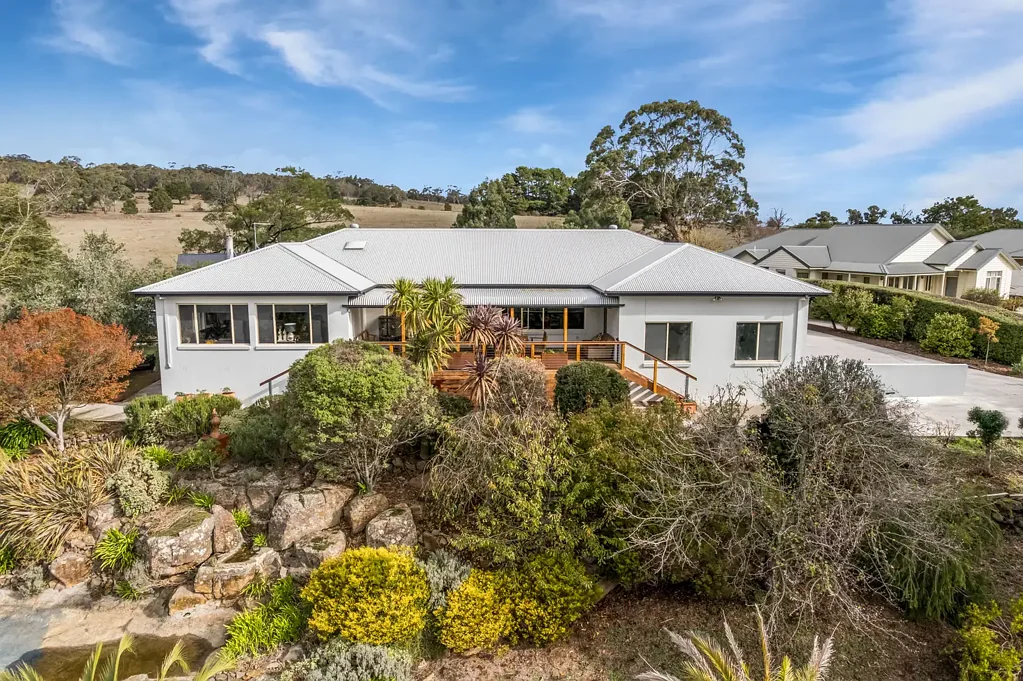 Gisborne 4房  Fully Renovated Family Retreat on Expansive 2727m² - By Private Appointment Only.