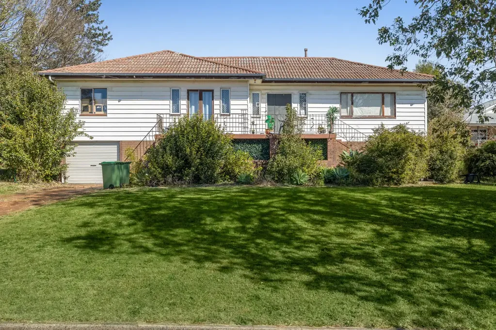 16 Ross Street, Mount Lofty, QLD 4350