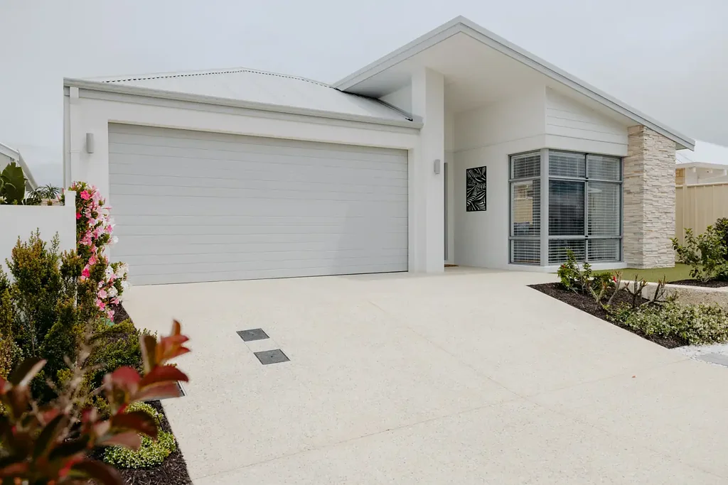 FULLY FURNISHED MODERN OASIS
