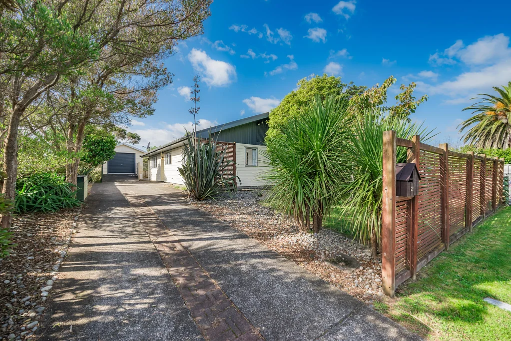 Paraparaumu Beach 3 Bedroom Light, Bright, and Ready to go!